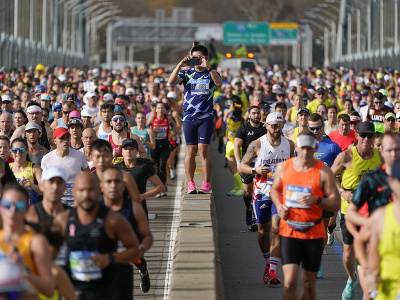 Účastníci bežia počas maratónu v New Yorku