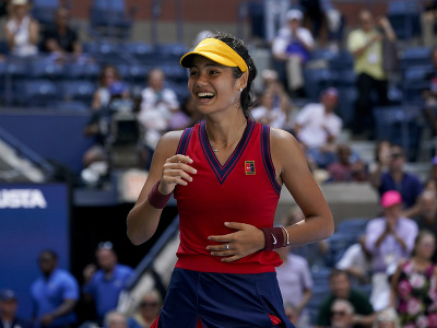 Emma Raducanuová oslavuje postup do semifinále US Open