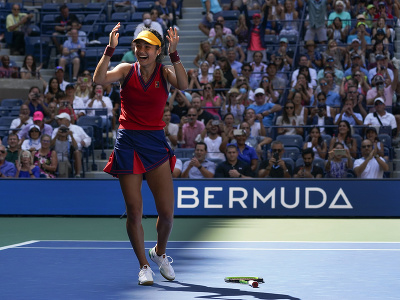 Emma Raducanuová oslavuje postup do semifinále US Open