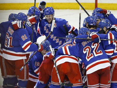 Hokejisti NY Rangers oslavujú víťazstvo