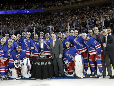 Hokejisti New Yorku Rangers s trofejou Východnej konferencie