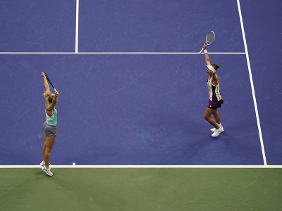 Barbora Krejčíková a Kateřina Siniaková oslavujú deblový triumf na US Open