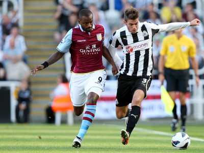Darren Bent a Davide Santon