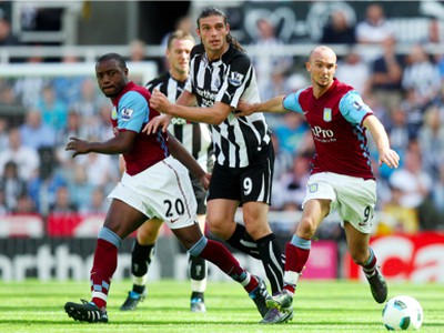 Nigel Reo-Coker, Andy Carrol a Stephen Ireland v súboji