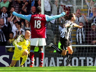 Andy Carroll sa raduje z gólu