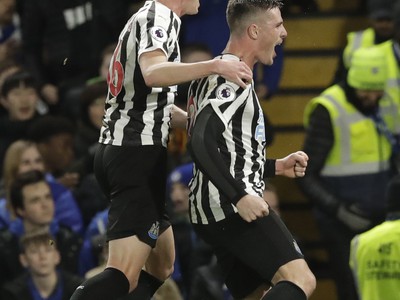 Ciaran Clark a Sean Longstaff oslavujú gól Newcastle