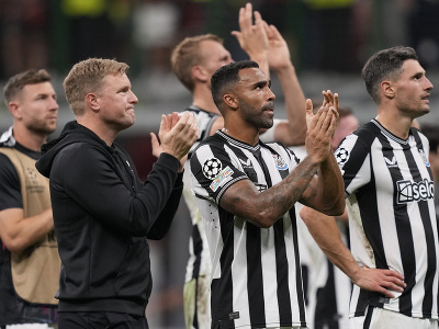 Hráči Newcastle United ďakujú fanúšikom po zápase na San Sire