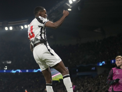 Hráč Newcastle Alexander Isak oslavuje gól do siete PSG