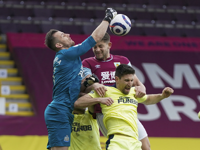 Slovenský futbalový brankár v drese Newcastle United Martin Dúbravka (vľavo) vyráža loptu
