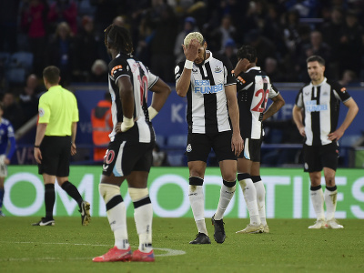 Hráči Newcastle reagujú na ďalší gól v ich sieti