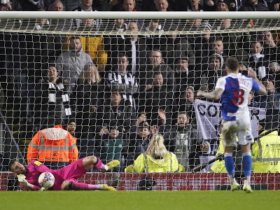 Slovenský brankár Newcastle Martin Dúbravka (vľavo) chytá penaltu Sammieho Szmodicsa z Blackburnu 