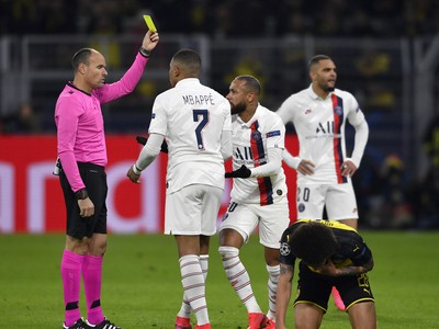 Rozhodca Antonio Mateu dáva Neymarovi žltú kartu
