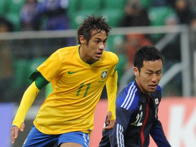 Neymar (vľavo) v súboji o loptu s Mayaom Yoshidom