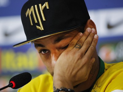Neymar so slzami v