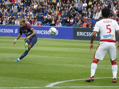 Neymar strieľa gól z priameho kopu