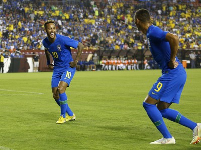 Neymar oslavuje gól Brazílie