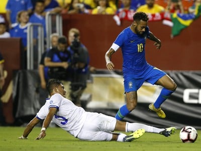Brazílsky útočník Neymar (vpravo) a Roberto Dominguez zo Salvadora