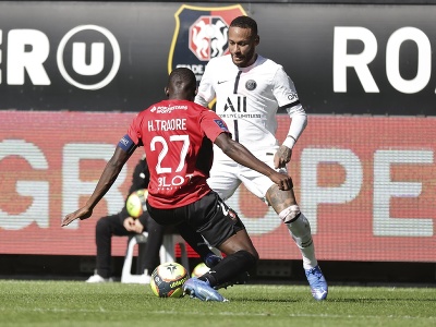 Futbalista Paríža St. Germain  Neymar (vpravo) a hráč Stade Rennes Hamari Traore v súboji