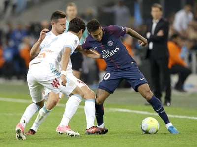 Neymar proti hráčom Marseille