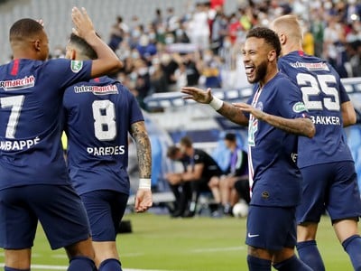 Futbalista Paríž St. Germain Neymar (vpravo) sa teší so spoluhráčom Kylianom Mbappeom po strelení gólu vo finále Francúzskeho pohára Paríž St. Germain - AS St. Etienne 