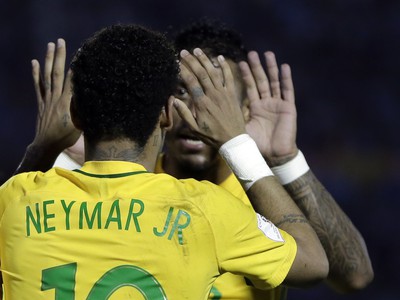 Neymar a Paulinho oslavujú gól