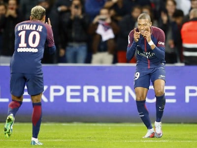 Neymar a Kylian Mbappé oslavujú gól PSG