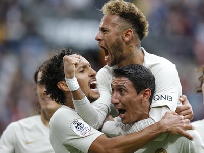 Neymar a Ángel Di María oslavujú gól PSG