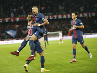 Kylian Mbappé a Neymar oslavujú gól PSG