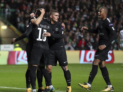 Edinson Cavani, Neymar, Marco Verratti a Kylian Mbappé oslavujú gól PSG