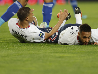 Kylian Mbappé a Neymar na trávniku