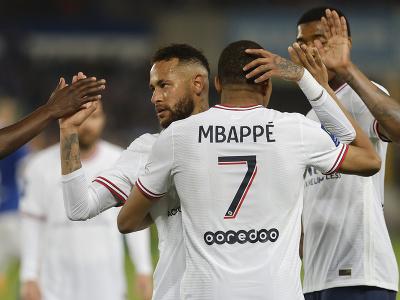 Kylian Mbappé a Neymar oslavujú so spoluhráčmi gól PSG