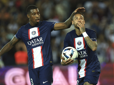 Presnel Kimpembe a Neymar oslavujú gól PSG