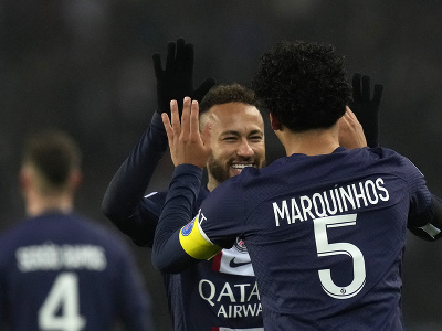 Futbalisti Paríža St. Germain Marquinhos (chrbtom) a Neymar sa tešia po strelení gólu 