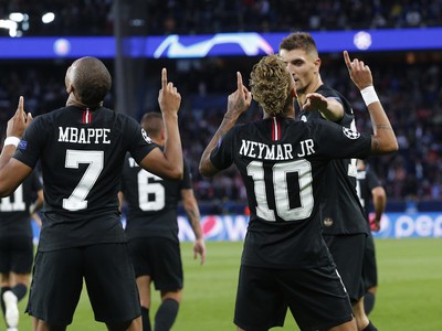 Neymar a Kylian Mbappé oslavujú so spoluhráčmi gól PSG