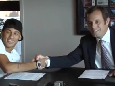 Neymar a prezident Sandro Rosell pri podpise zmluvy