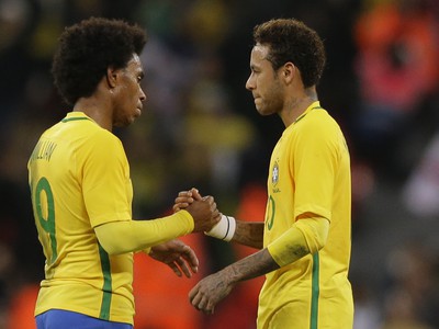 Brazílski hráči Willian a Neymar