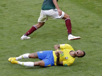 Zvíjajúci sa Neymar na trávniku