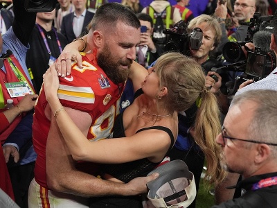 Travis Kelce a Taylor Swift po víťazstve Kansasu vo finále Super Bowlu