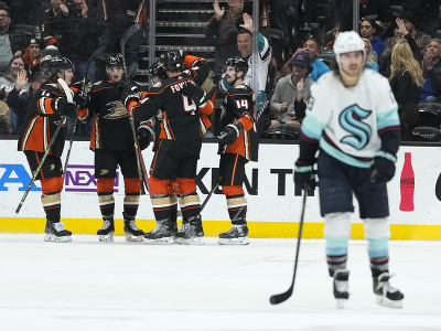 Hokejisti Anaheimu Ducks oslavujú gól