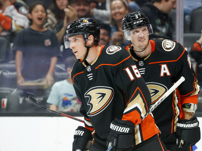 Útočník Ryan Strome (16) z Anaheimu Ducks sa teší z gólu proti Arizone Coyotes počas prípravného zápasu pred štartom nového ročníka NHL 