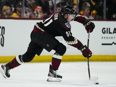 Americký hokejista Josh Doan zažil debut v NHL ako z rozprávky. Na tribúne sa raduje jeho otec Shane Doan