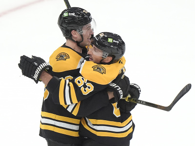 Brad Marchand a Charlie McAvoy