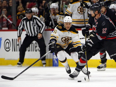 Eric Staal (12) a Gregory Campbell (11)