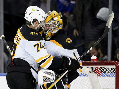 Na snímke hráči Bostonu Bruins zľava Jake DeBrusk a brankár Jeremy Swayman sa tešia po výhre v prípravnom zápase zámorskej hokejovej NHL