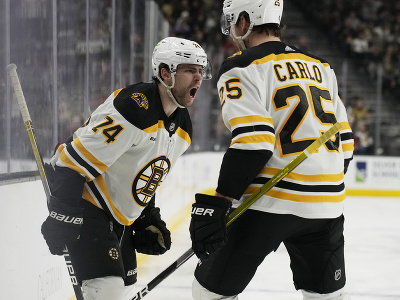 Hokejisti Bostonu Bruins oslavujú gól