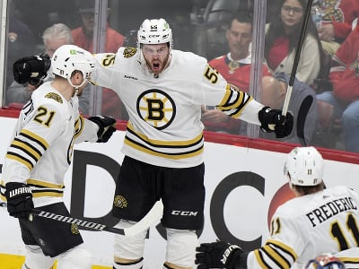 Hokejisti Bostonu Bruins sa radujú z gólu