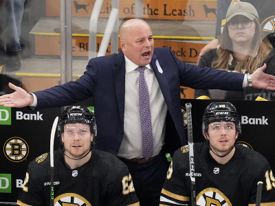 Nahnevaný Jim Montgomery, tréner Bruins