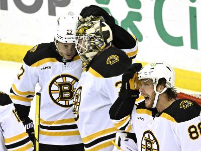 Hokejisti Bostonu Bruins oslavujú víťazstvo nad New Jersey