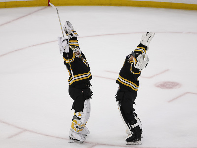 Brankári Bostonu Bruins Linus Ullmark (vľavo) a Jeremy Swayman 