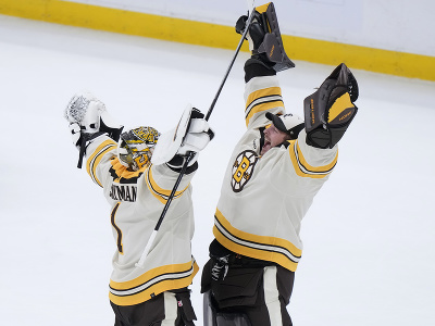 Tešiace sa brankárske duo Bruins - Jeremy Swayman a Linus Ullmark